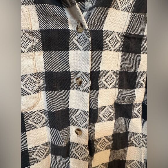 Black and White Plaid Button-Up Shirt - Picture 6 of 7